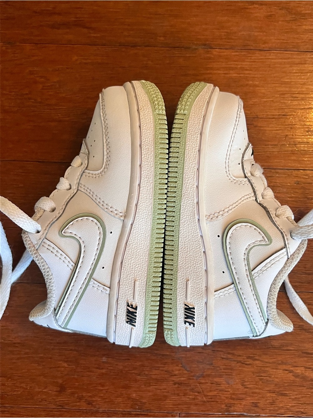 Nike - Children’s White Low-Top Air Force 1 light green detail